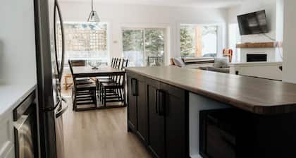 Family cabin sleeps 10 w/ hot tub, games room & mountain views - 2 mins to base