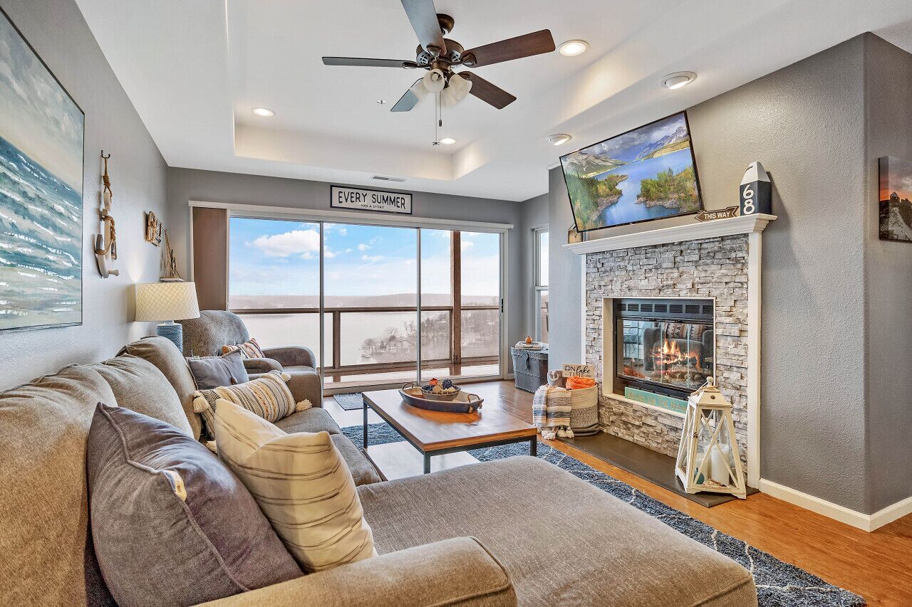 Smart TV, chimenea y monitor de computadora 