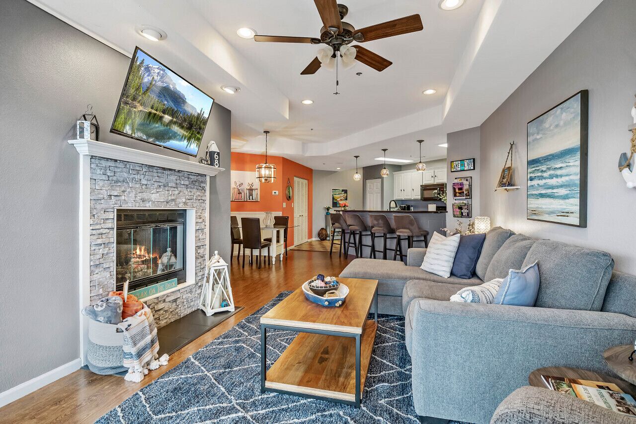 Smart TV, chimenea y monitor de computadora 