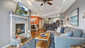 Una Smart TV, una chimenea, una pantalla de ordenador