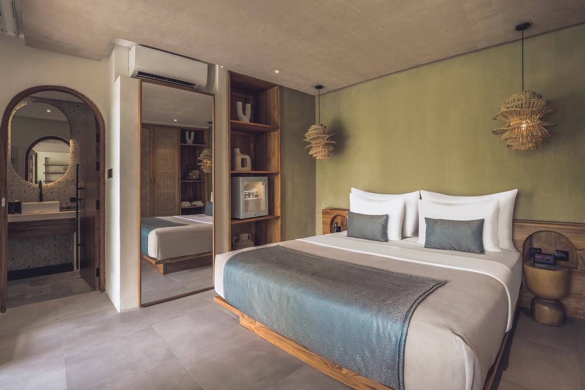 Jungle Room with Bathtub | Safe på rommet, blendingsgardiner og strykejern/-brett