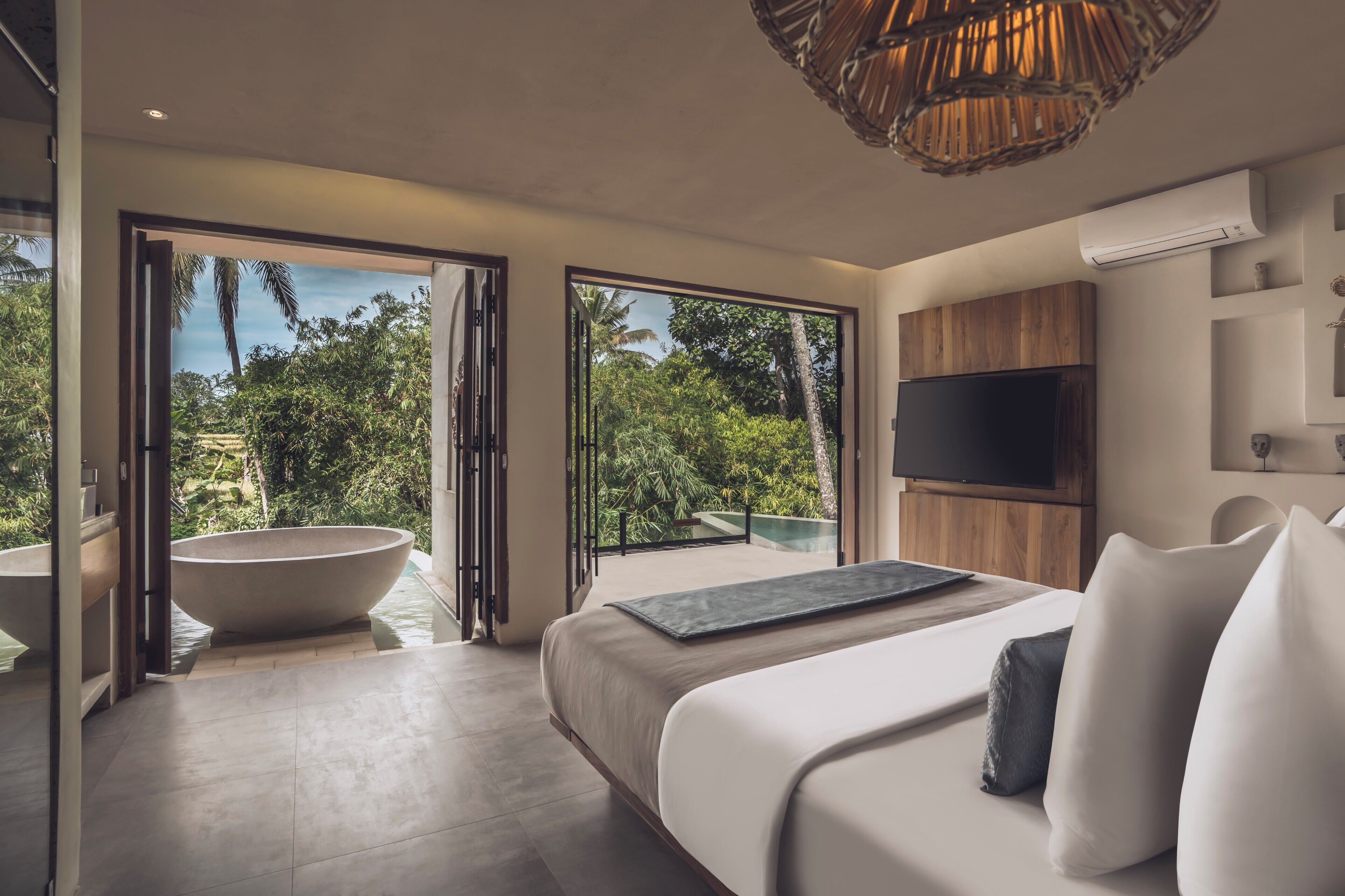 Jungle Room with Pool & Bathtub | Värdeförvaringsskåp på rummet och mörkläggningsgardiner