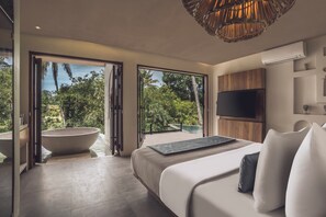 Jungle Room with Pool & Bathtub | Coffres-forts dans les chambres, rideaux occultants