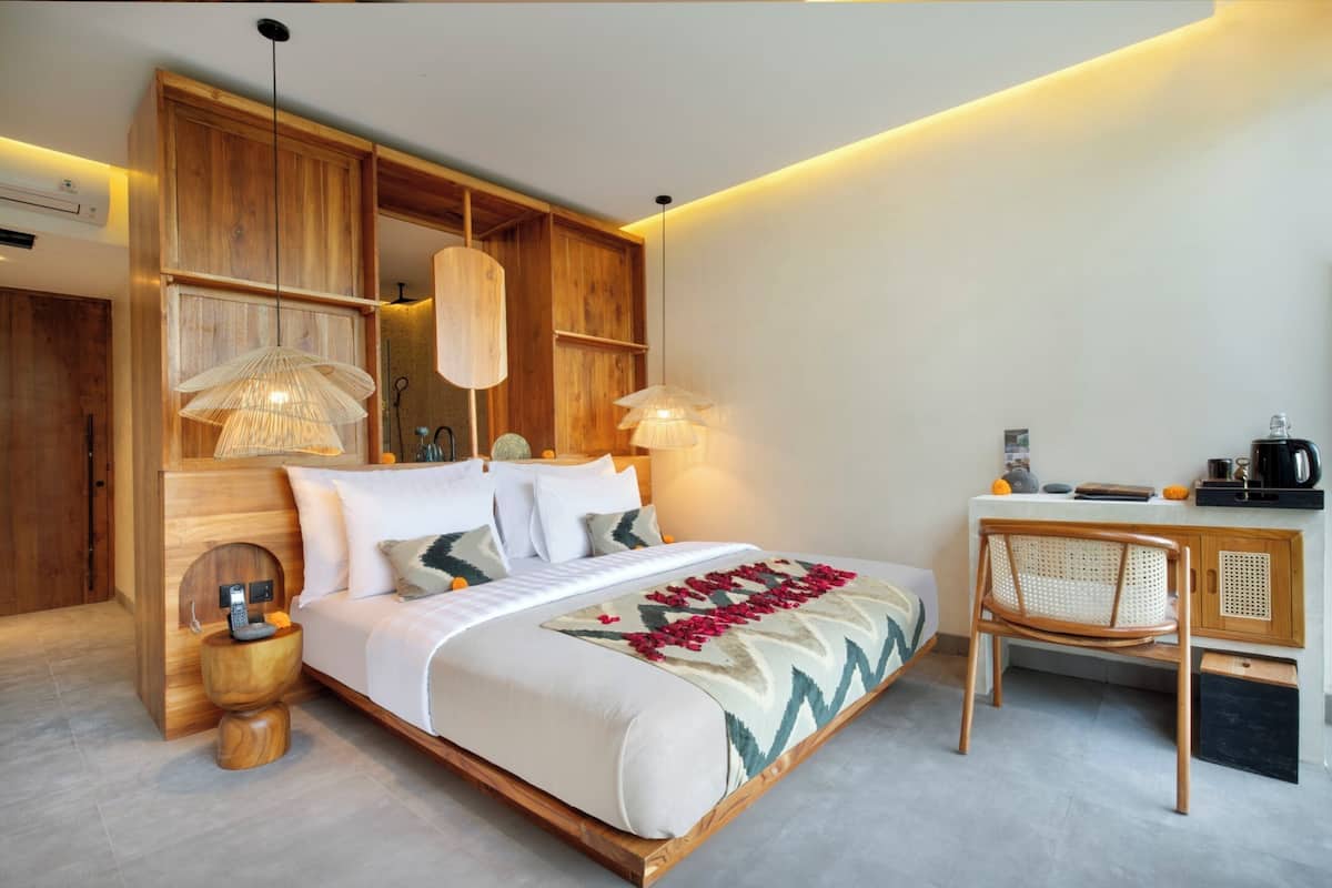 Paddies Room | In-room safe, blackout curtains, iron/ironing board, free WiFi