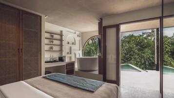 Jungle Room with Bathtub | VÀrdeförvaringsskÄp pÄ rummet och mörklÀggningsgardiner