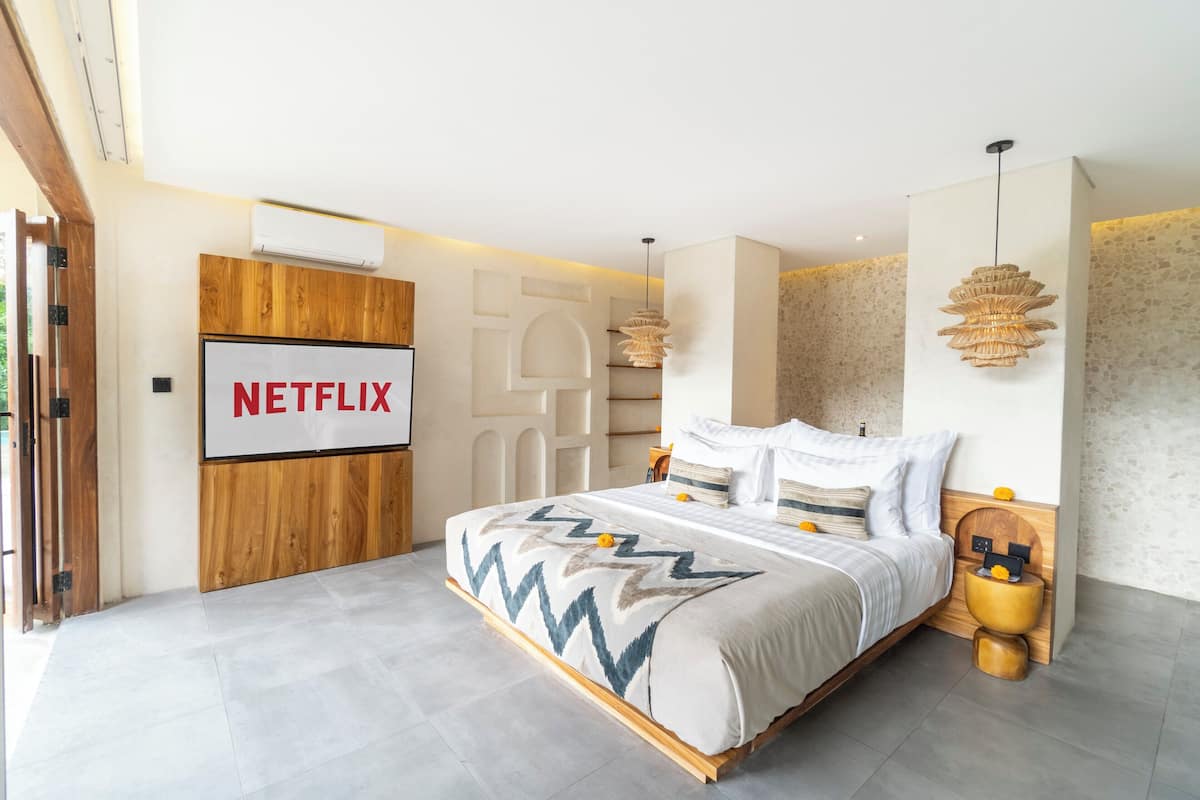 Jungle Room with Bathtub | In-room safe, blackout curtains, iron/ironing board, free WiFi