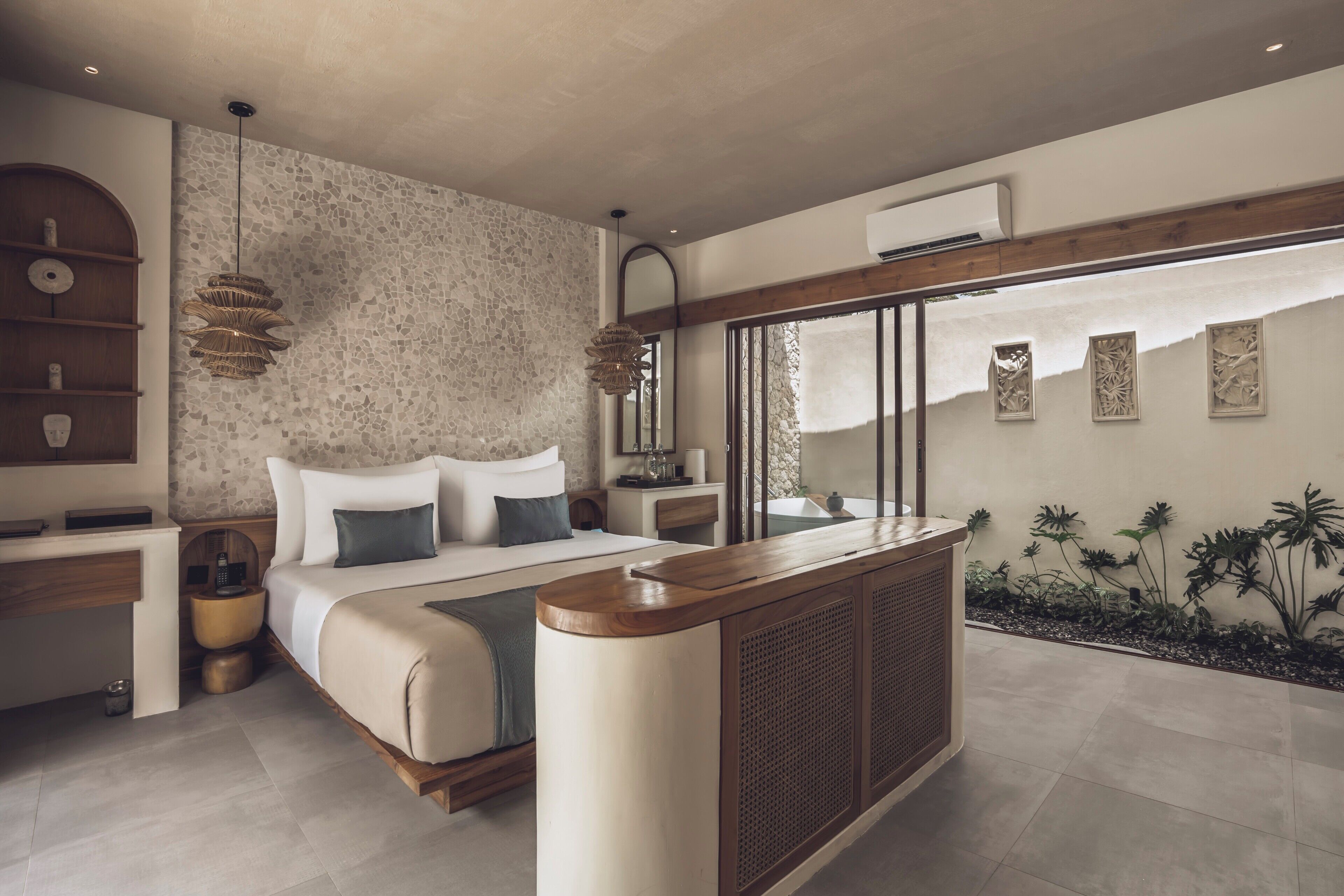 Grand Suite Room | Una cassaforte in camera, tende oscuranti, ferro/asse da stiro
