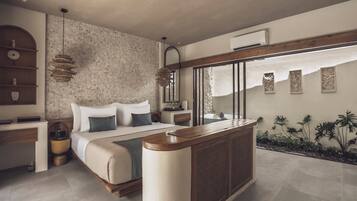 Grand Suite Room | Cofres nos quartos, cortinas blackout, ferros/tábuas de passar roupa