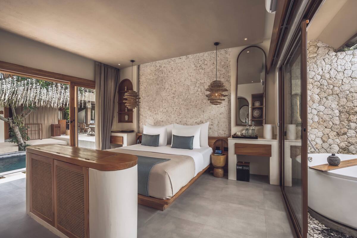 Grand Suite Room | Safe på rommet, blendingsgardiner og strykejern/-brett
