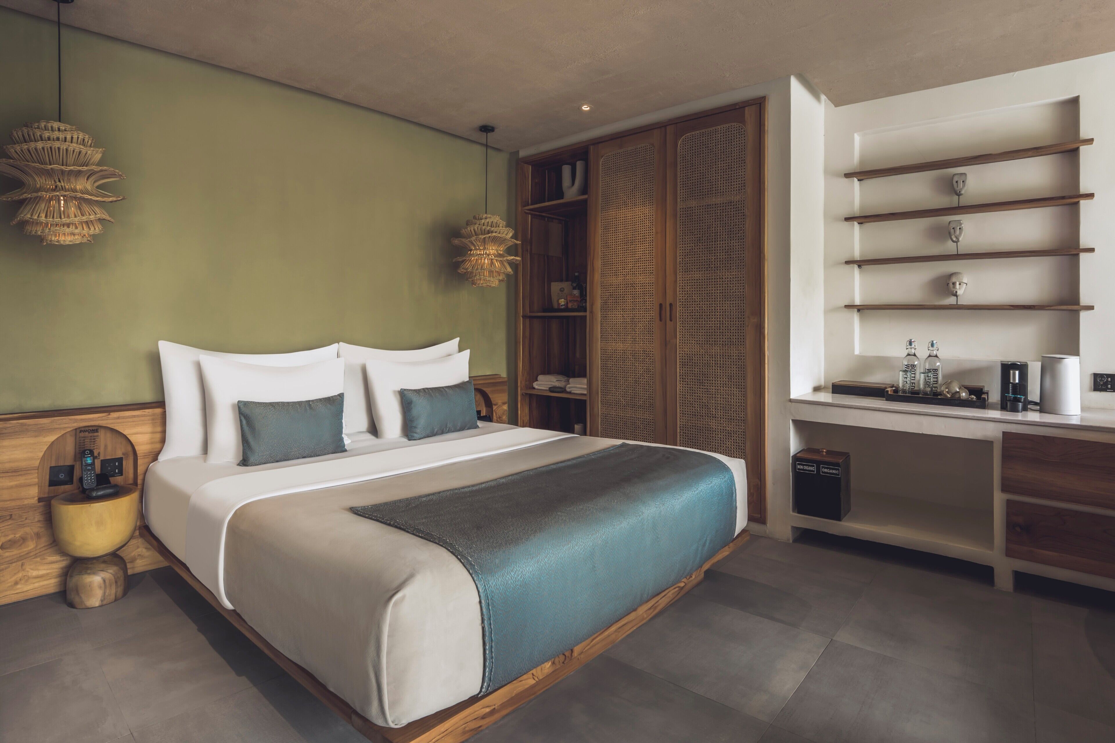 Un dormitorio moderno con una cama grande, cabecera de madera, mesitas de noche, un armario y un escritorio empotrado con estanterías.