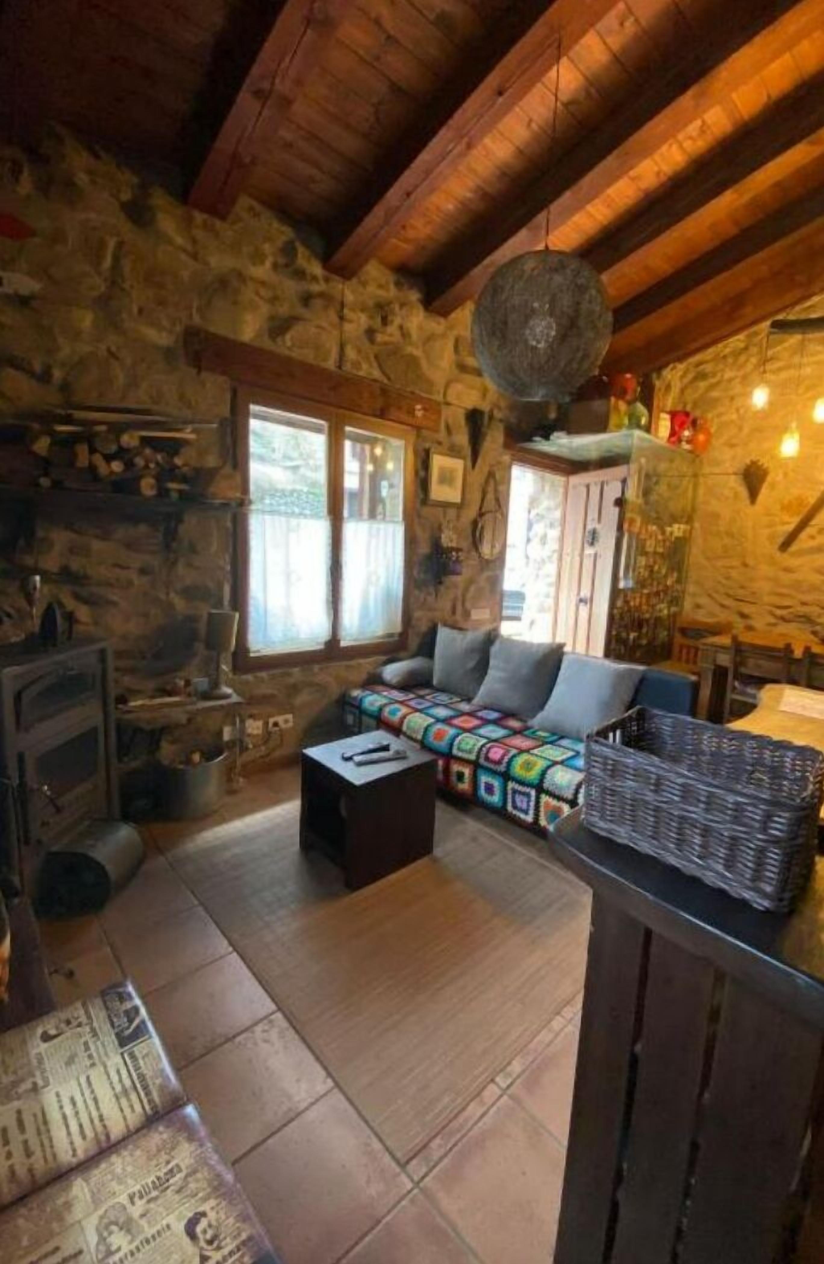 Televisión, chimenea, libros y biblioteca musical 