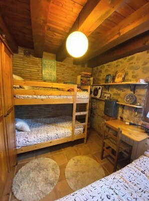 2 chambres, bureau, fer et planche à repasser, accès au Wi-Fi (inclus)