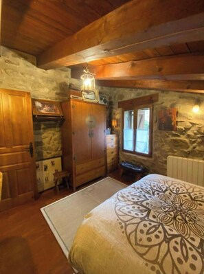 2 bedrooms, desk, iron/ironing board, free WiFi