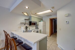 Kylskåp, mikrovågsugn, ugn och spishäll