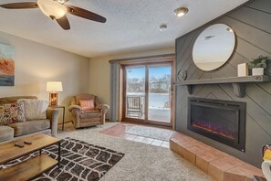 Smart TV, fireplace, books - Steph's Waterfront Retreat (Wisconsin Dells)
