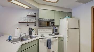 Coffee/tea maker, fridge, microwave, oven