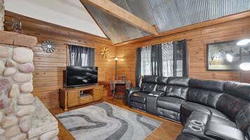 Smart-tv, een open haard, een dvd-speler en tafelvoetbal