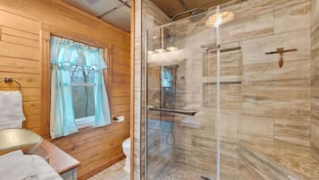 Douche, serviettes fournies, savon, shampoing