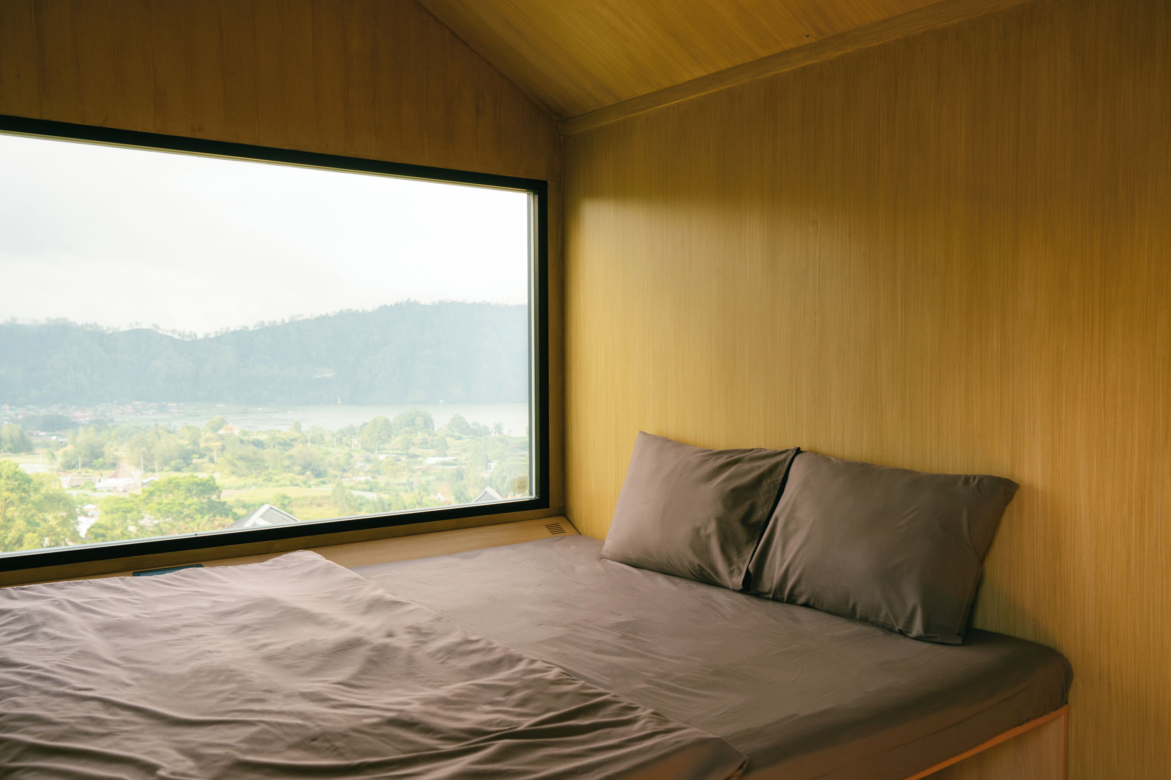 Een bureau, een laptopwerkplek, verduisterende gordijnen, gratis wifi