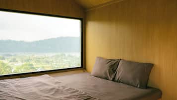 Een bureau, een laptopwerkplek, verduisterende gordijnen, gratis wifi