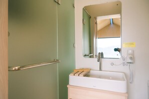 Shower, hair dryer, bidet, towels