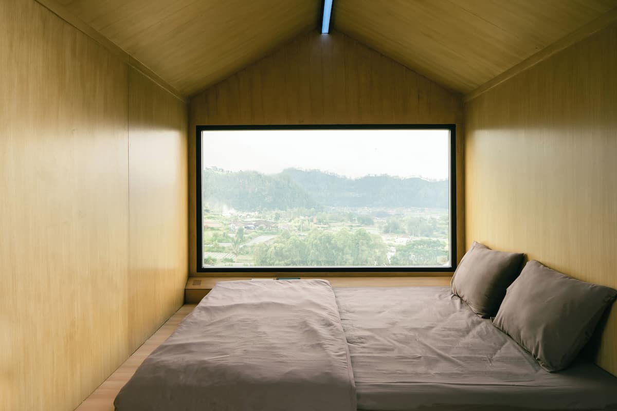 Deluxe Cabin | Desk, laptop workspace, blackout drapes, free WiFi