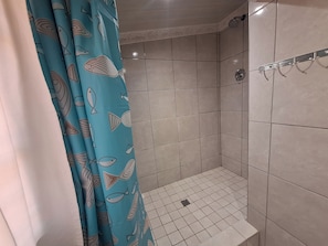 Familienzimmer | Badezimmer | Dusche, Handtücher, Toilettenpapier