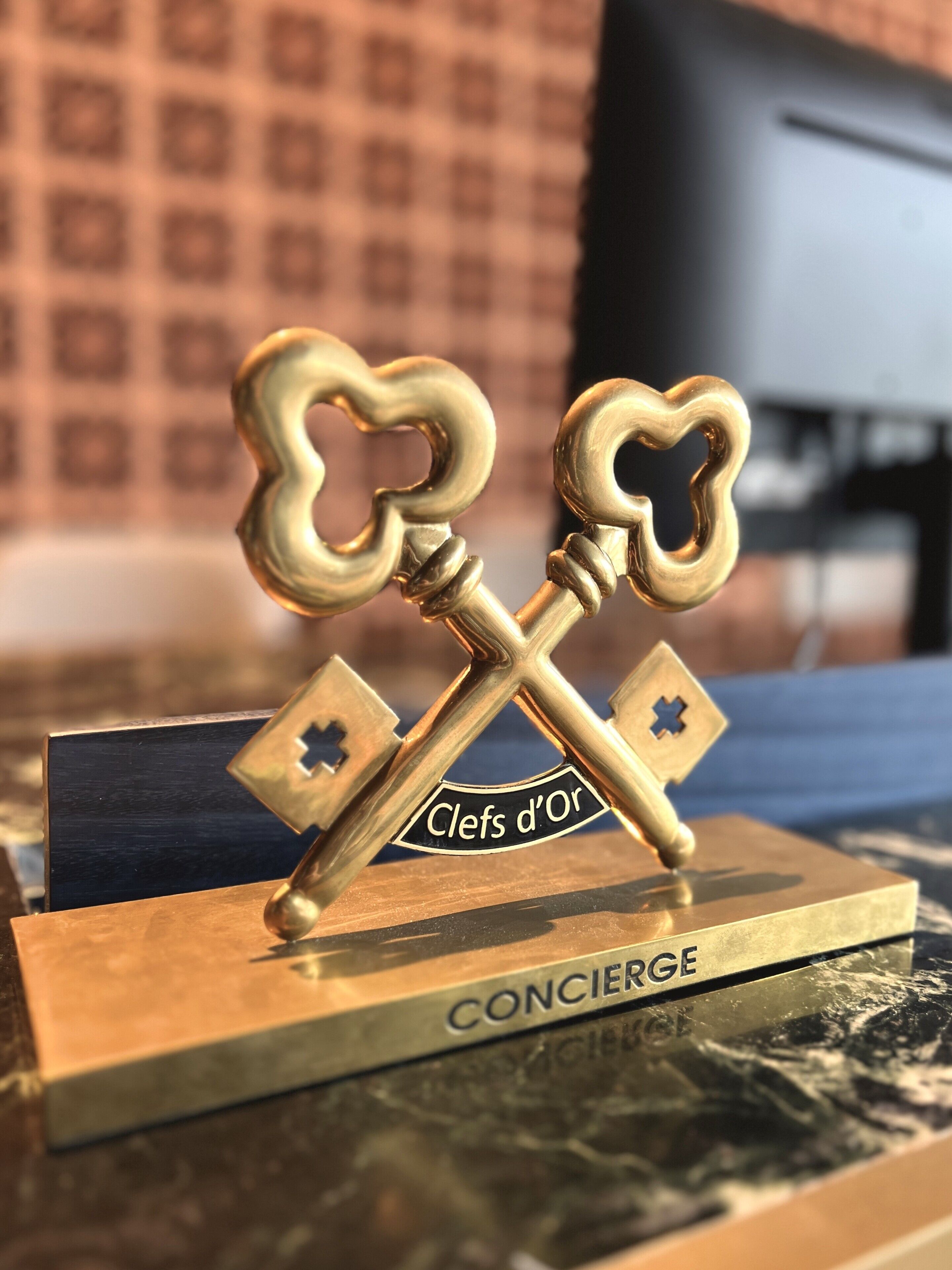 Un juego de llaves doradas con cuencos con forma de corazón sobre una placa negra que dice 