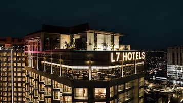 Fachada de la propiedad por la tarde o noche