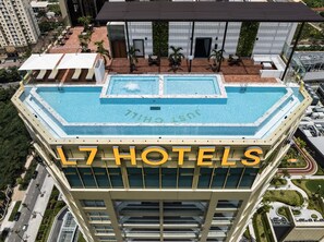 Outdoor pool - L7 WEST LAKE HANOI By LOTTE HOTELS (Hanoi)