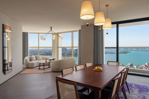 Casa, 1 cama de matrimonio grande (Upper) | Zona de estar | Smart TV de 65 pulgadas con canales por cable, una televisión