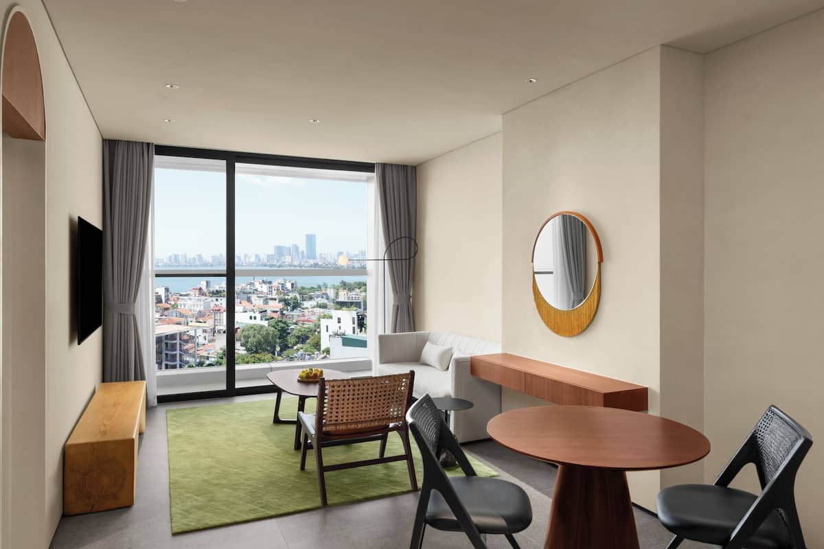 Suite estudio, 1 cama King size | Área de sala de estar | Smart TV de 65 pulgadas con canales por cable y televisión