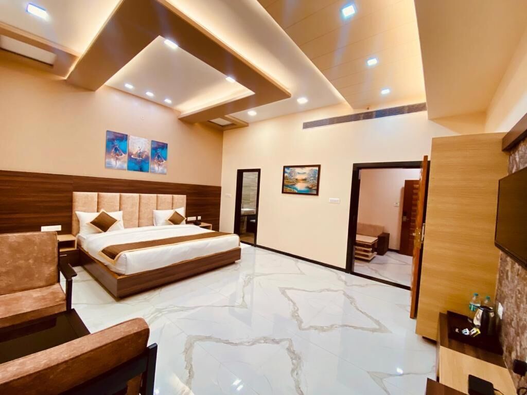 Elite Room | Memory foam beds, in-room safe, desk, soundproofing