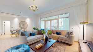 Deluxe-Apartment | Wohnbereich | 55-Zoll-Flachbildfernseher mit Satellitenempfang, Fernseher