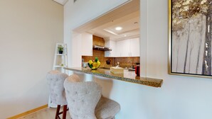 Deluxe Apartment | Private kitchen - 212 Shoreline 18 (Dubai)