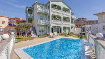 Piscine extérieure (ouverte en saison)