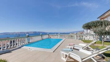 Piscine extérieure (ouverte en saison)