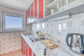 스탠다드 아파트, 더블침대 1개, 산비탈 (Seaview Pool Suite Panorama 1) | 전용 주방 | 냉장고, 전자레인지, 쿡탑, 커피/티 메이커