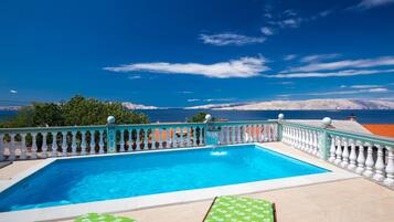 Piscine extérieure (ouverte en saison)