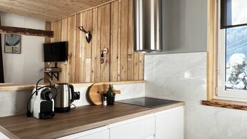 Kühlschrank, Ofen, Geschirrspüler, Wasserkocher mit Kaffee-/Teezubehör