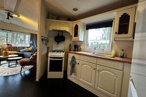 Fridge, oven, stovetop, coffee/tea maker - Apartment in the forest of Eext (Drenthe)