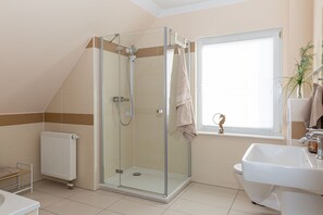 シャワー、ヘア  ドライヤー、トイレットペーパー