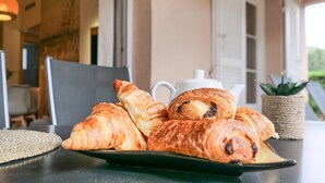 A table with croissants and a teapot. - Rêves de Provence 1 renovated vacation apartment Sea and beach 150 m away (Gassin)