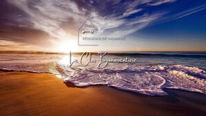 A beach scene with a house-shaped sign reading "RESIDENCE DE VACANCES" and "Le Closes Bonaventure". - Rêves de Provence 1 renovated vacation apartment Sea and beach 150 m away (Gassin)