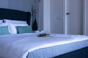 2 bedrooms, desk, iron/ironing board, free WiFi - The Blue Door - Luxurious home with a Sunset View (Barog)