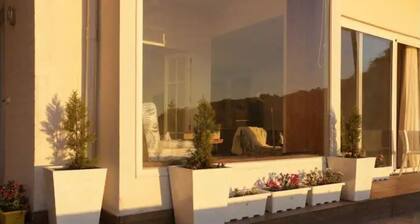 The Blue Door - Luxurious home with a Sunset View