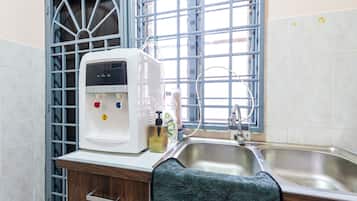 家庭單棟房屋 | 私人廚房 | 雪櫃、微波爐、廚房用具/餐具/器皿、餐桌