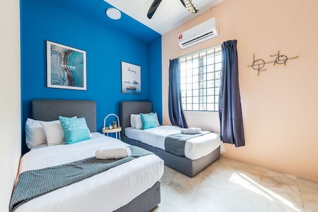 3 habitaciones, cortinas blackout y tabla de planchar con plancha