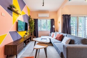 Familienhaus | Wohnbereich | 40-Zoll-Smart-TV mit Digitalempfang