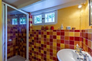 Dusche, Haartrockner, Shampoo
